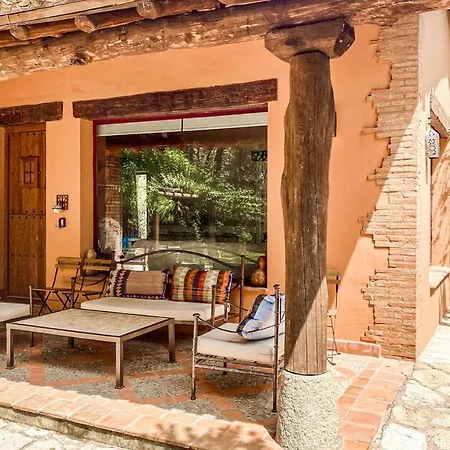 Stunning In With Wifi, 4 Bedrooms And Outdoor Swimming Pool