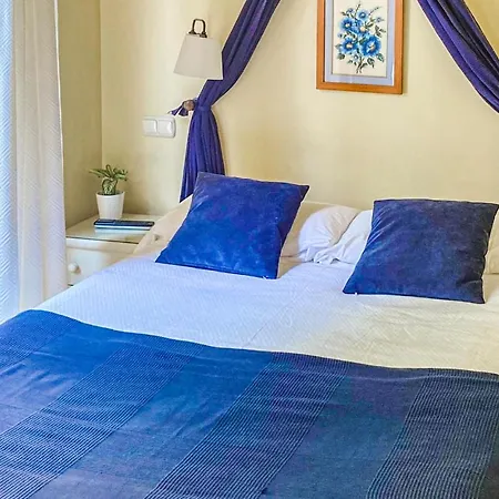 بيت للعطل Stunning In With Wifi, 4 Bedrooms And Outdoor Swimming Pool كانديليدا