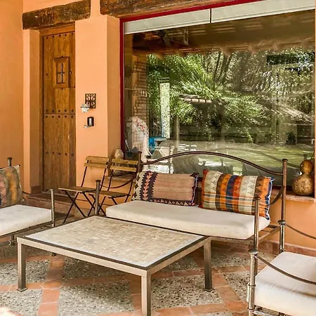 Stunning In With Wifi, 4 Bedrooms And Outdoor Swimming Pool