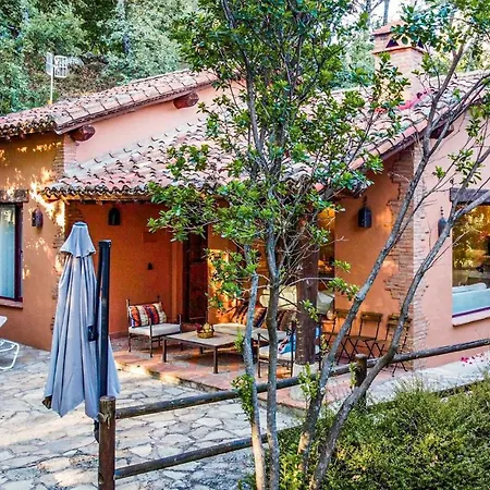 بيت للعطل Stunning In With Wifi, 4 Bedrooms And Outdoor Swimming Pool *